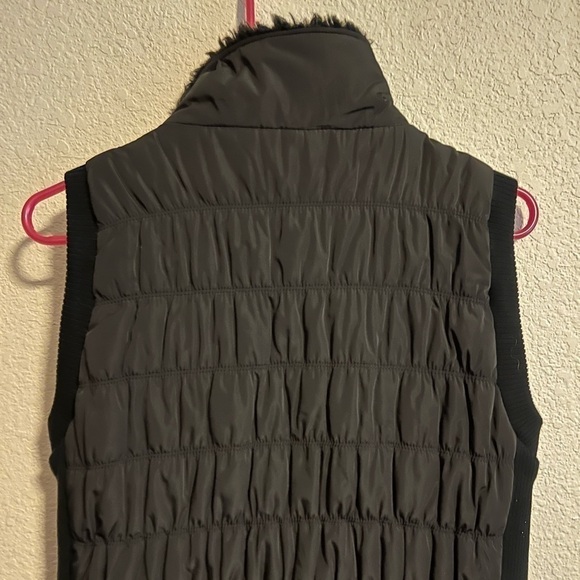 Calvin Klein Faux Fur Puffer Vest Size Medium - Picture 6 of 9